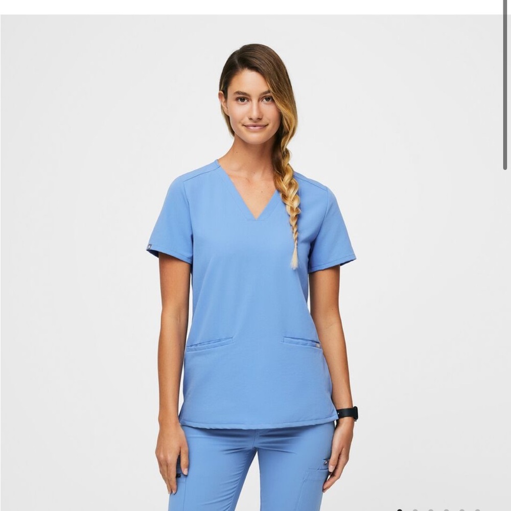 Figs Brand Women’s 3 pocket scrub top
